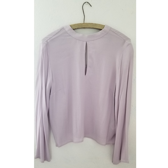5/25⭐ H&M Lilac Bell Sleeve Top - Picture 2 of 6